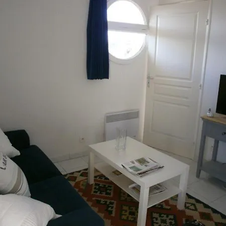 Apartment Le Lavandou, 2 Pieces, 4 Personnes - Fr-1-251-459 Le Lavandou
